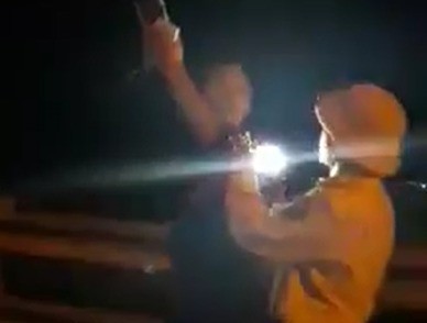 Điều chuyển công tác vị CSGT rọi đèn pin, vung tay về phía người quay phim - Ảnh 1.