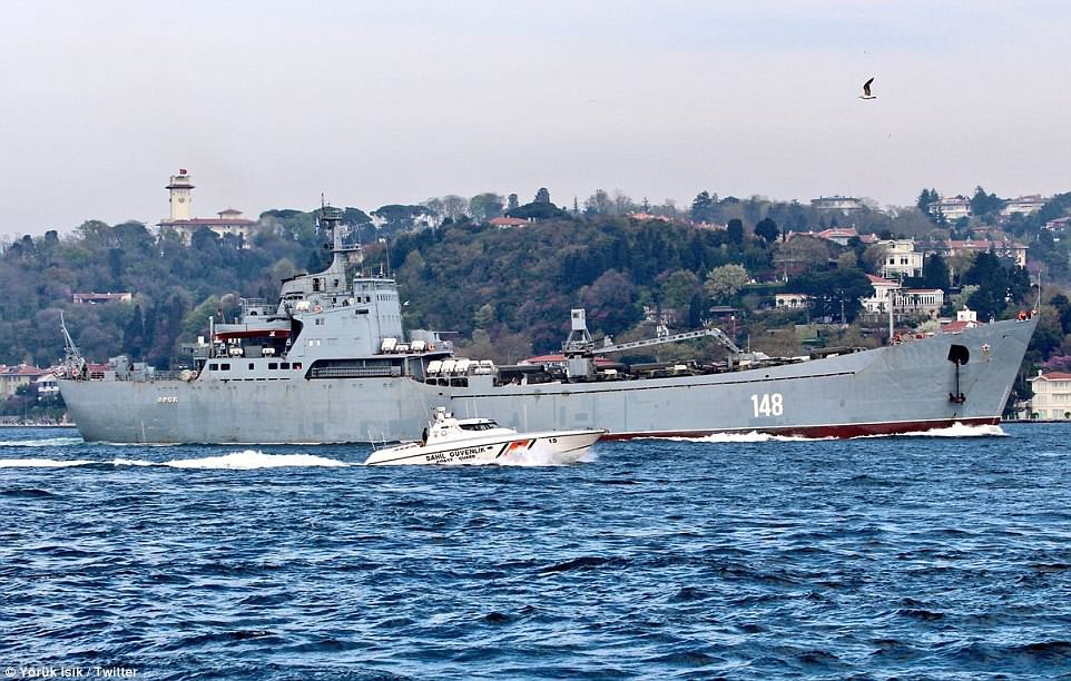 Tàu chiến Nga chở đầy khí tài tiến về Syria - Ảnh 1.
