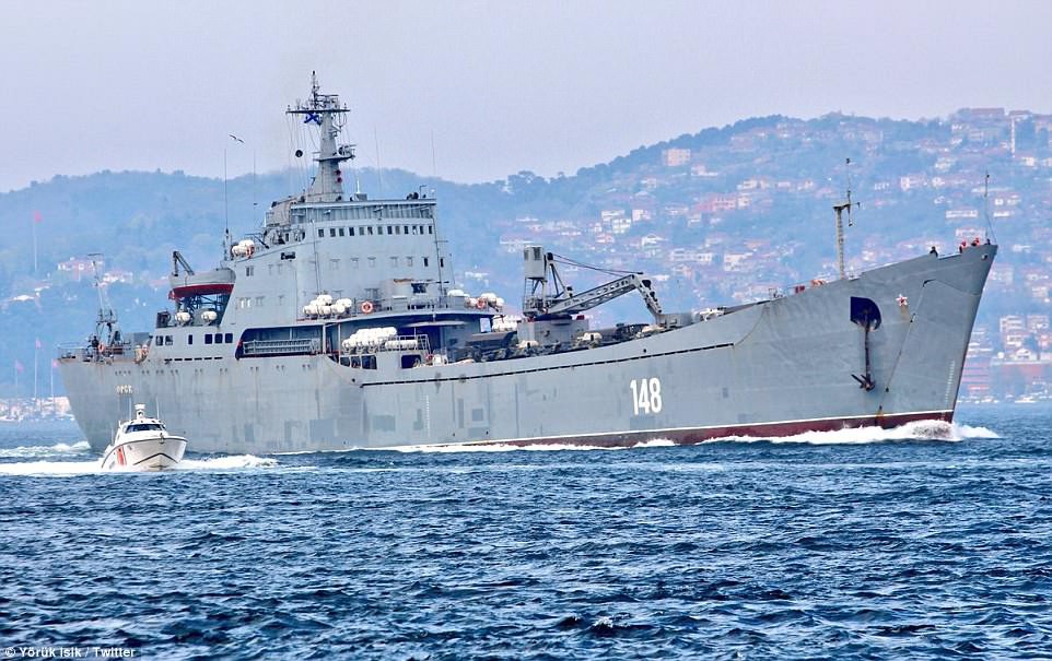 Tàu chiến Nga chở đầy khí tài tiến về Syria - Ảnh 3.
