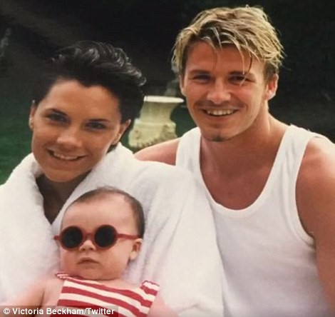 Gia đình hạnh phúc của Beckham và 4 người con sau 20 năm - Ảnh 1.