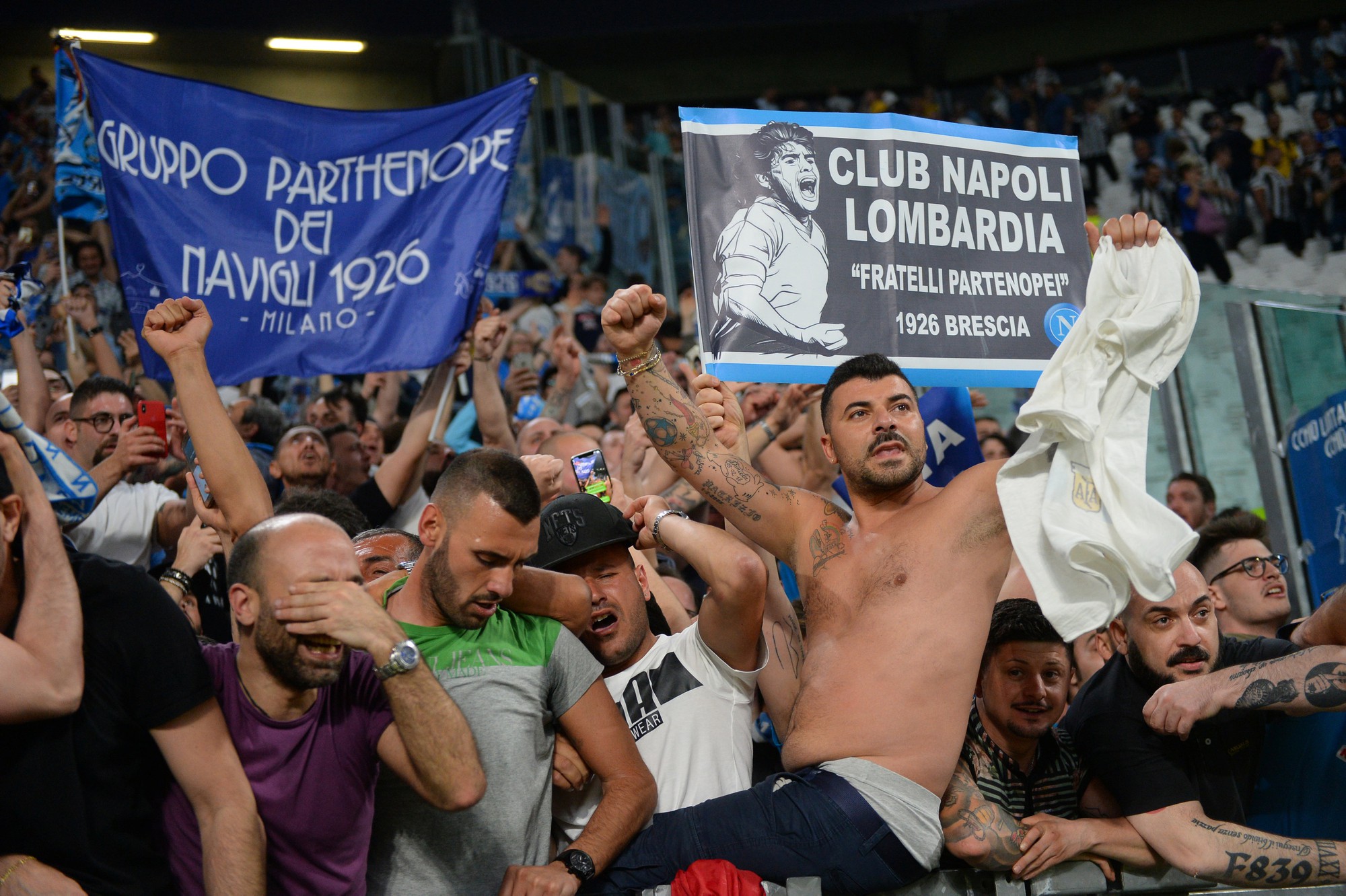 Cổ động viên Napoli bật khóc khi đội nhà hạ Juventus - Ảnh 10.