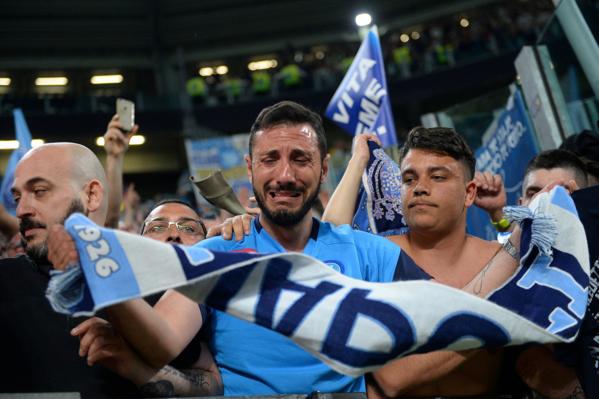 Cổ động viên Napoli bật khóc khi đội nhà hạ Juventus - Ảnh 6.