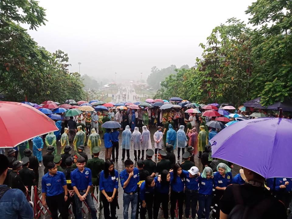 Thủ tướng Nguyễn Xuân Phúc  dâng hương tại Đền Hùng dưới mưa - Ảnh 13.