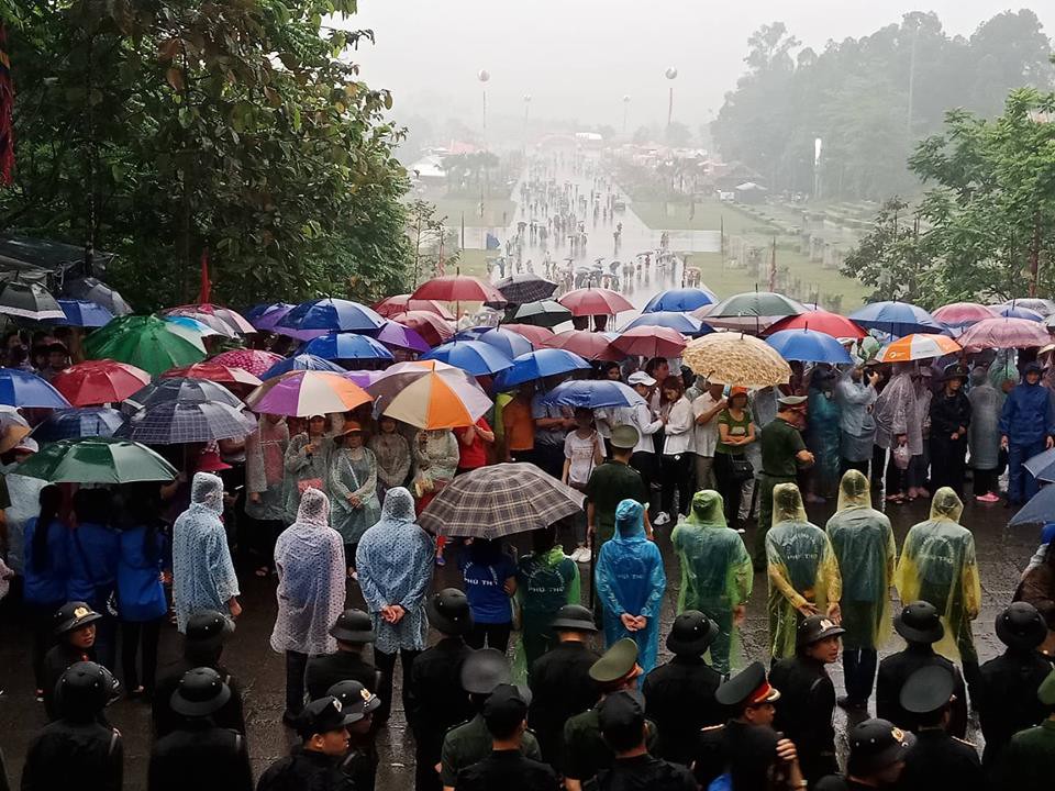 Thủ tướng Nguyễn Xuân Phúc  dâng hương tại Đền Hùng dưới mưa - Ảnh 12.