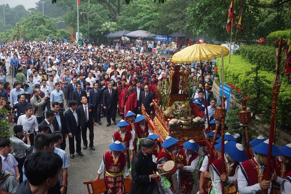 Thủ tướng Nguyễn Xuân Phúc  dâng hương tại Đền Hùng dưới mưa - Ảnh 6.