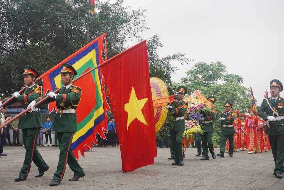 Thủ tướng Nguyễn Xuân Phúc  dâng hương tại Đền Hùng dưới mưa - Ảnh 3.