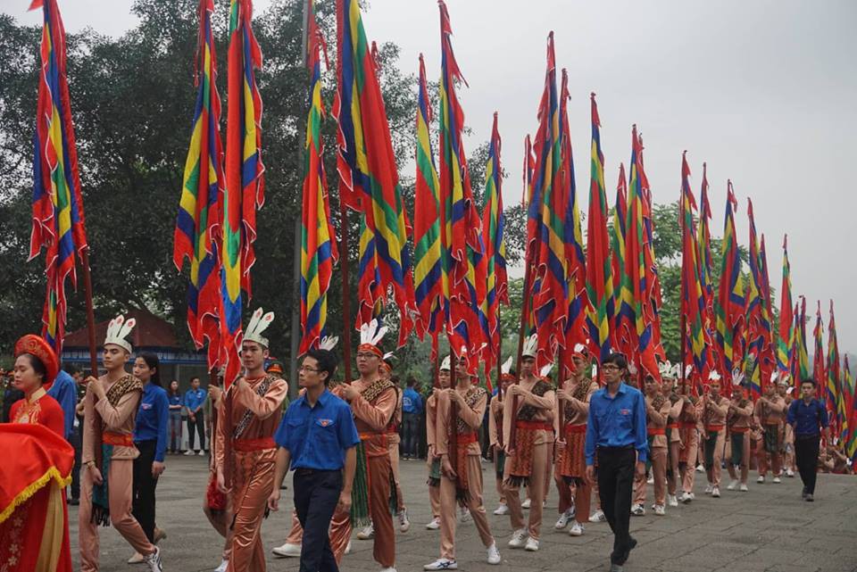 Thủ tướng Nguyễn Xuân Phúc  dâng hương tại Đền Hùng dưới mưa - Ảnh 4.