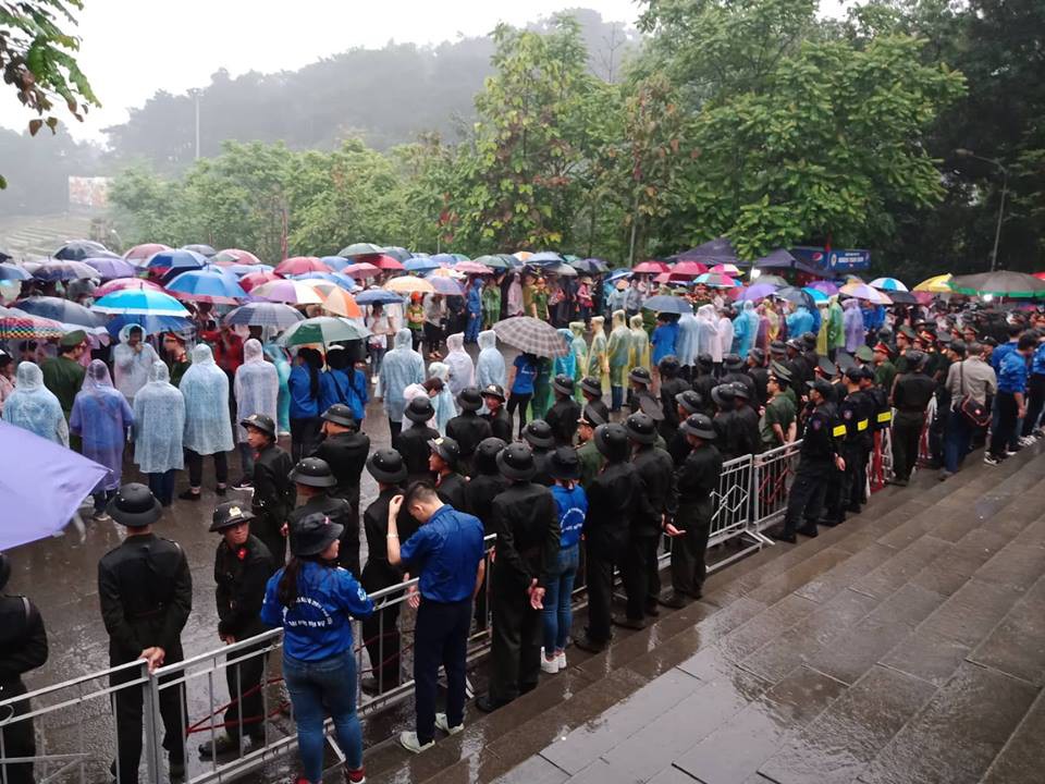 Thủ tướng Nguyễn Xuân Phúc  dâng hương tại Đền Hùng dưới mưa - Ảnh 10.