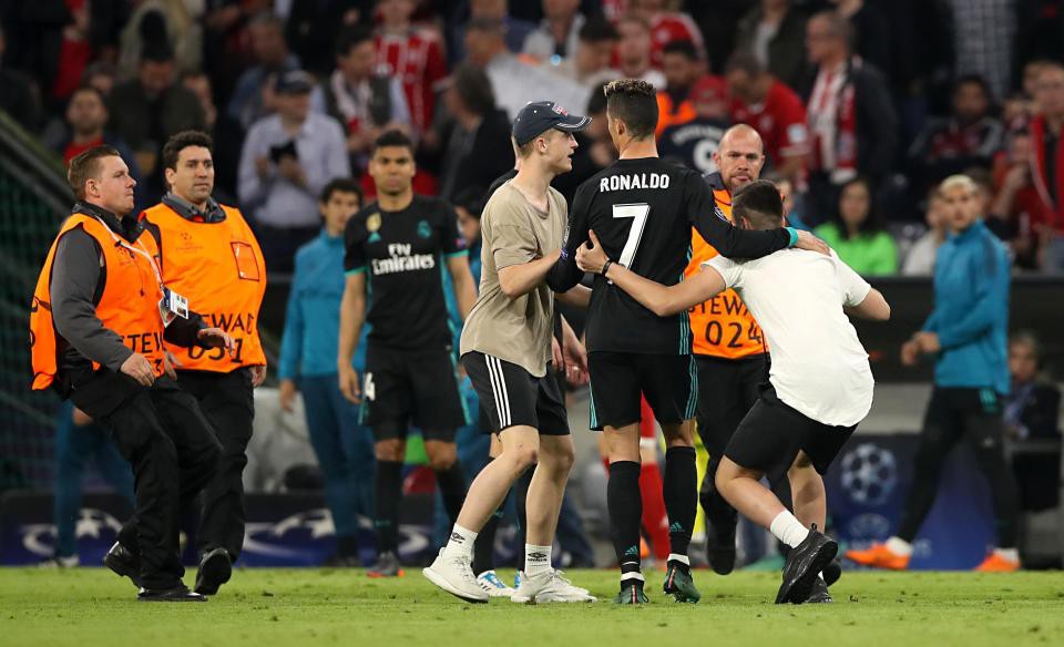 Ronaldo, Ribery bị fan cuồng tấn công - Ảnh 2.