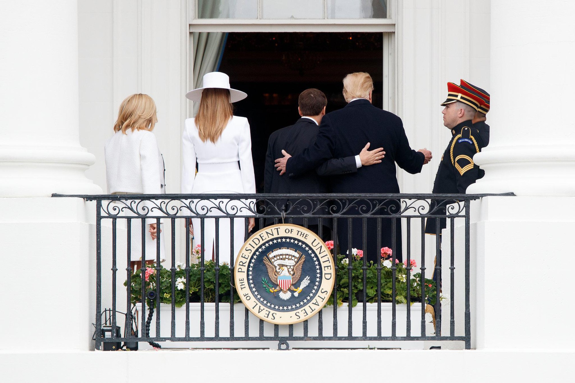 Tổng thống Pháp-Mỹ: Hôn má, siết tay, khen ngợi và phủi gàu - Ảnh 3.