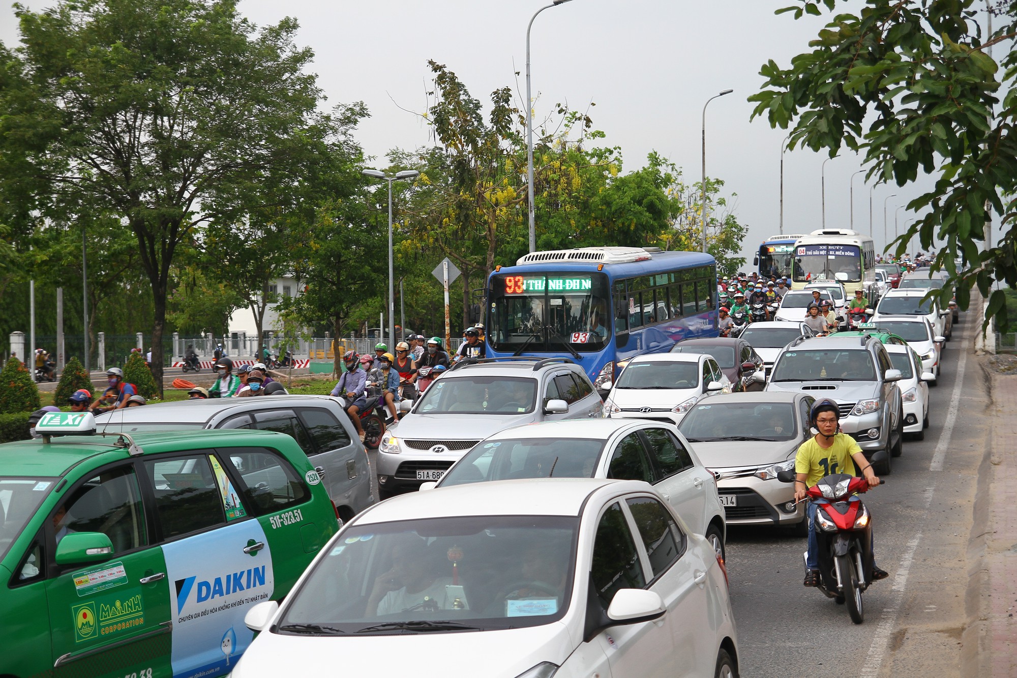 TP HCM: Dòng người nghỉ lễ ùn ùn đổ dồn về bến xe, sân bay - Ảnh 2.