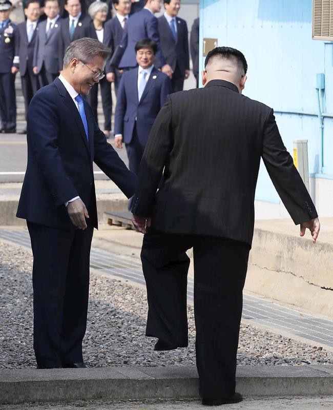 Video: Những khoảnh khắc khác thường ở biên giới liên Triều - Ảnh 4.