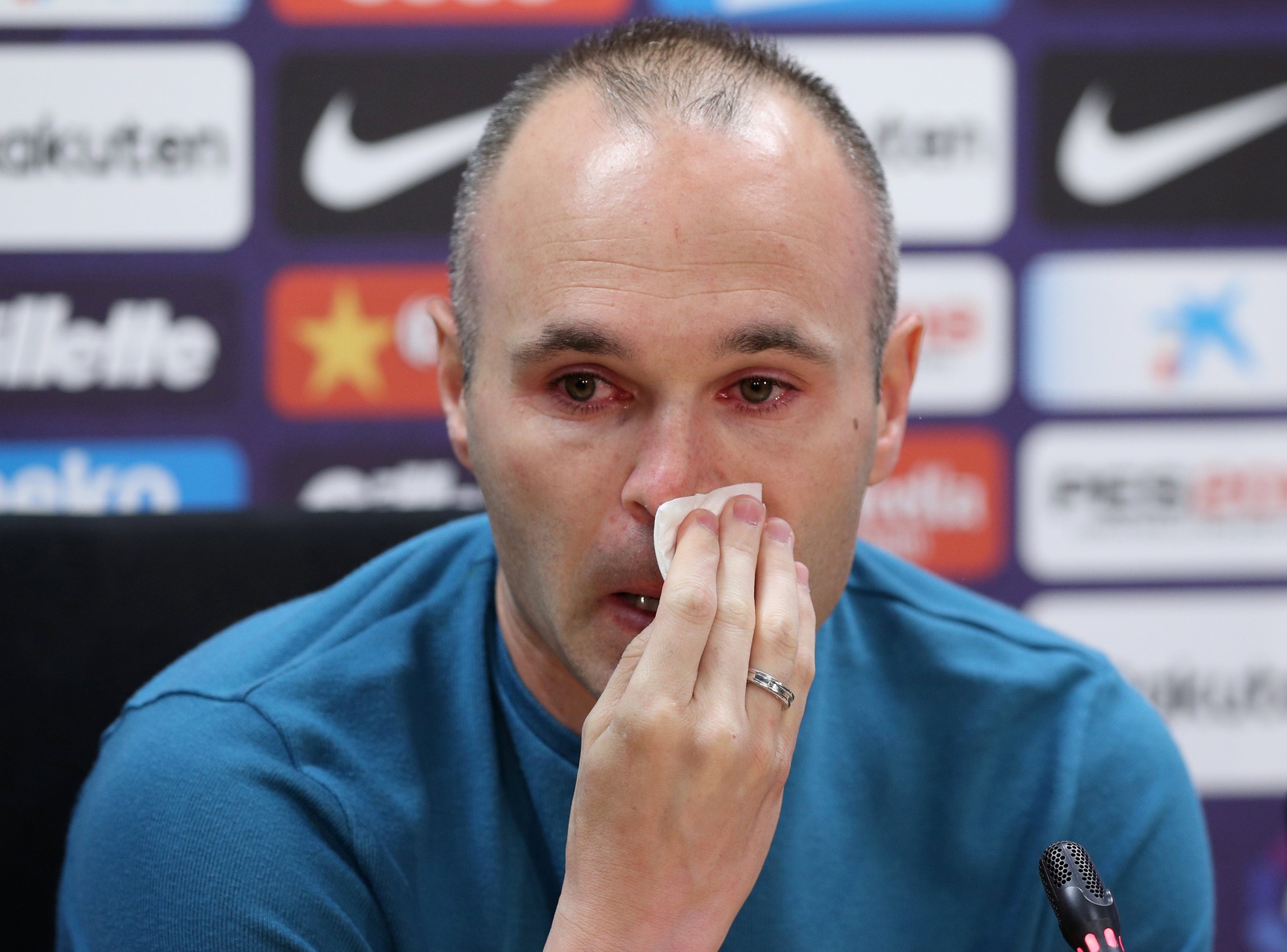 Iniesta ngấn lệ buổi họp báo chia tay Barca