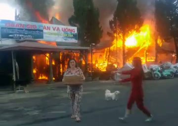 Cháy lớn tại khu du lịch hồ Tuyền Lâm, thiêu rụi quán cà phê xe cổ - Ảnh 2.
