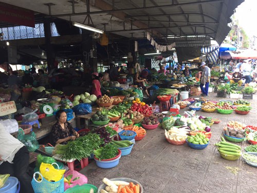 Chợ vắng, trung tâm thương mại đông đúc - Ảnh 1.