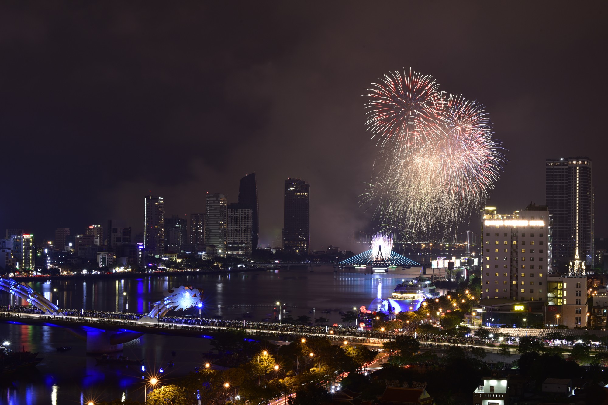 Pháo hoa rực sáng trên sông Hàn - Ảnh 1.