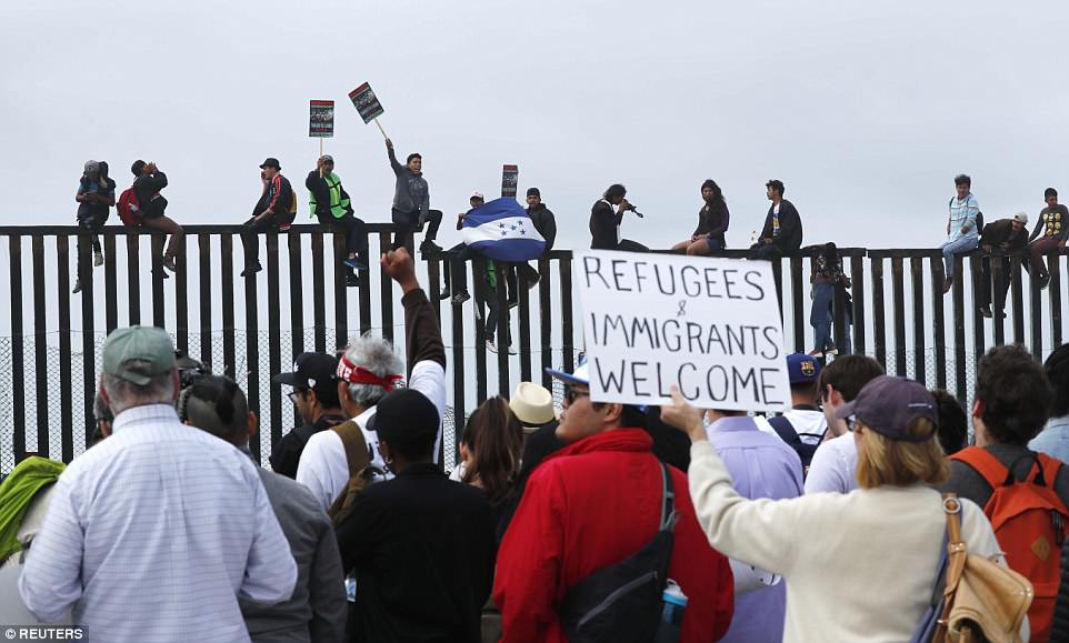 Người di cư trèo lên hàng rào biên giới Mỹ - Mexico - Ảnh 4.