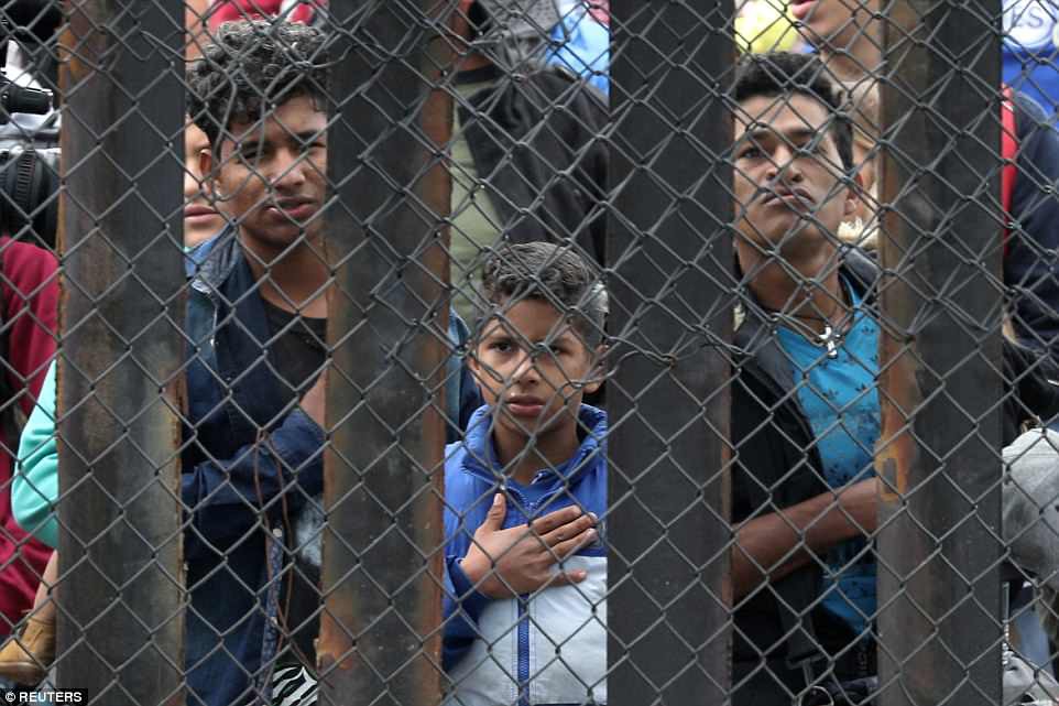 Người di cư trèo lên hàng rào biên giới Mỹ - Mexico - Ảnh 5.