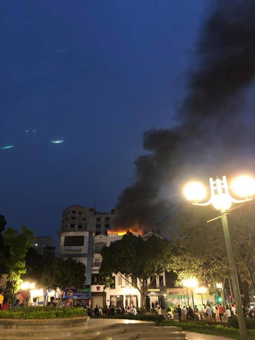 Hà Nội: Cháy kèm nhiều tiếng nổ lớn khiến người dân hoảng sợ bỏ chạy - Ảnh 1.