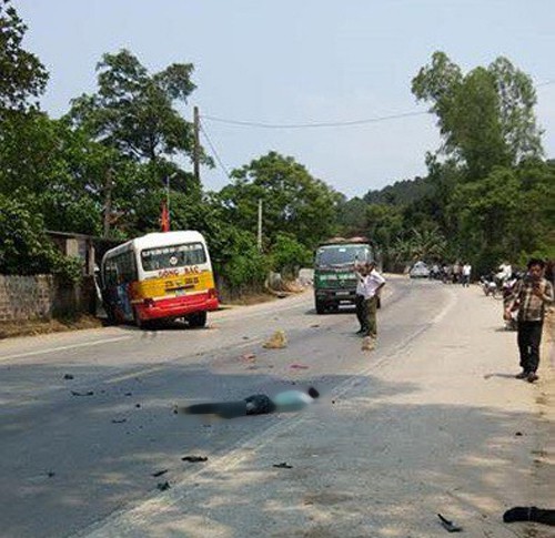 Tai nạn kinh hoàng giữa xe buýt với 3 xe máy, 5 người thương vong - Ảnh 1.