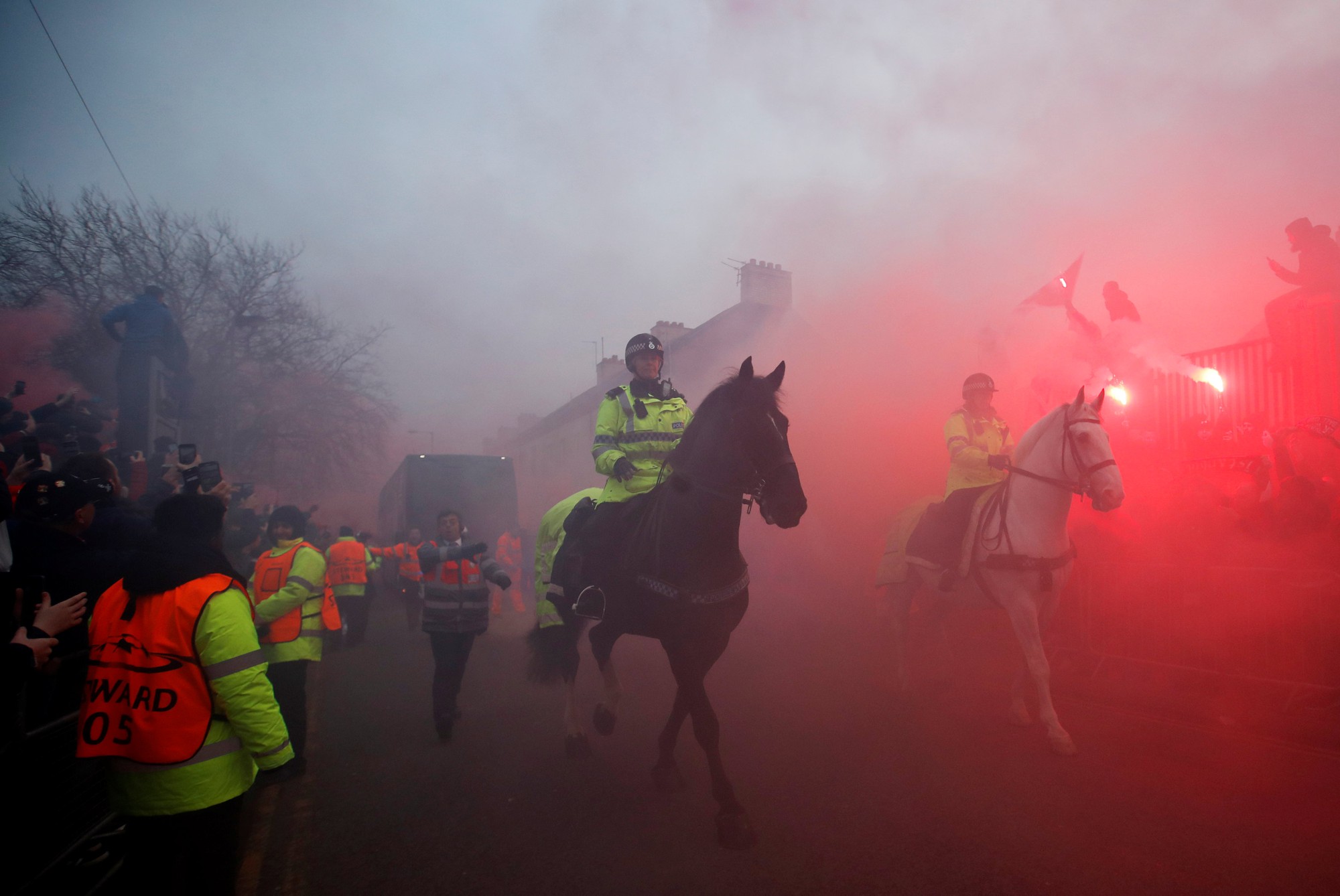 Fan Liverpool ăn mừng trận thắng Man City như thể vô địch - Ảnh 10.