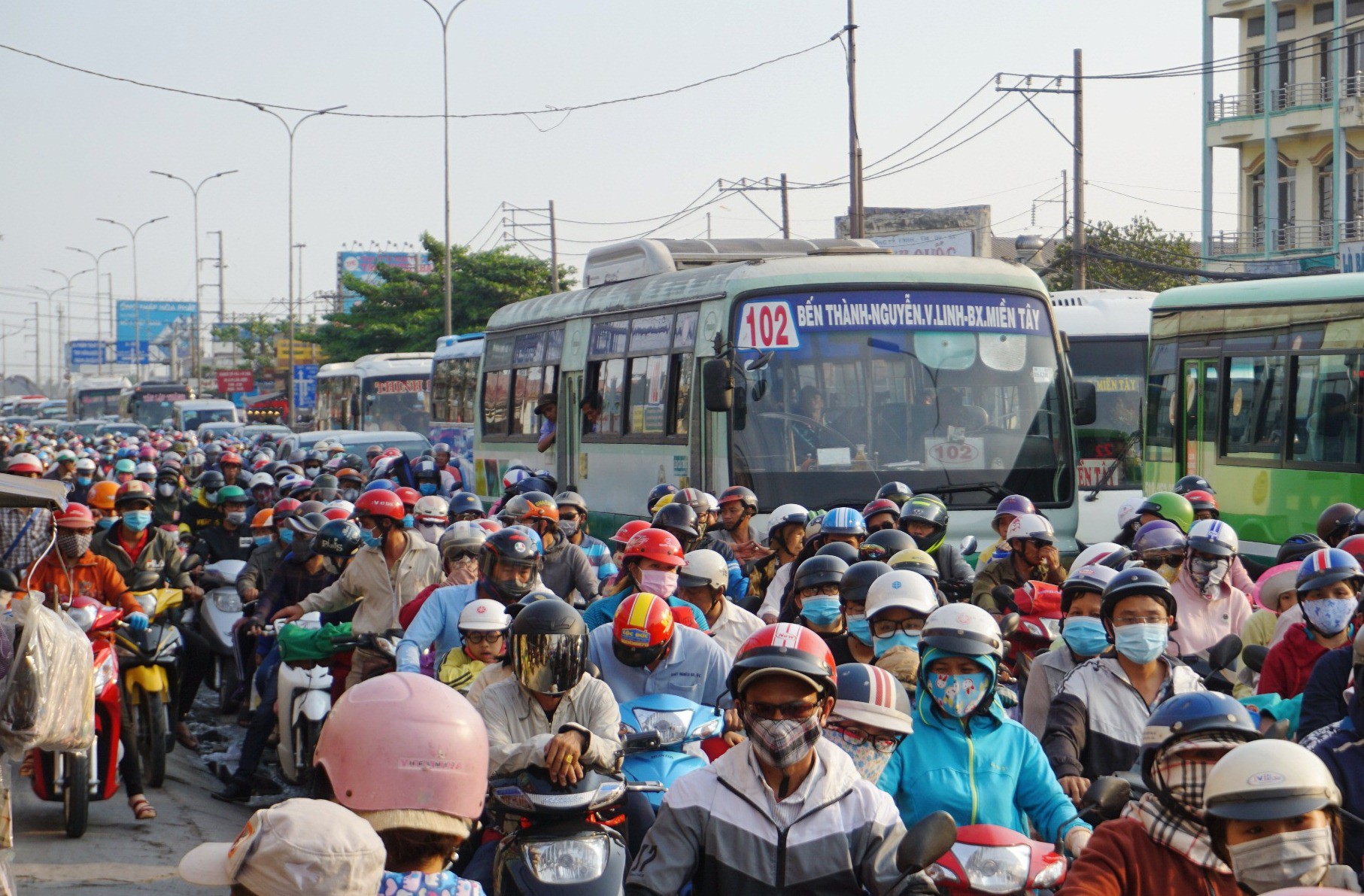 Dòng người mệt mỏi đổ về TP HCM sau lễ - Ảnh 3.