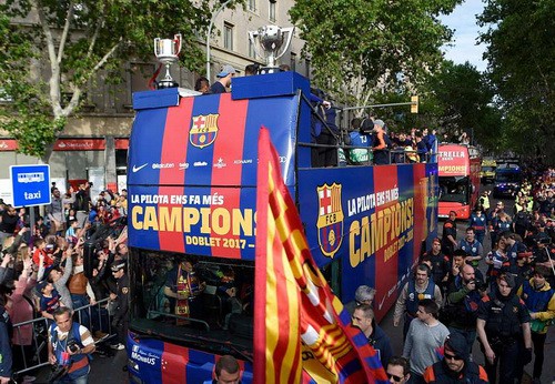 Barcelona diễu hành mừng vô địch, khoe hai cúp tại Catalonia - Ảnh 4.