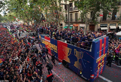 Barcelona diễu hành mừng vô địch, khoe hai cúp tại Catalonia - Ảnh 8.