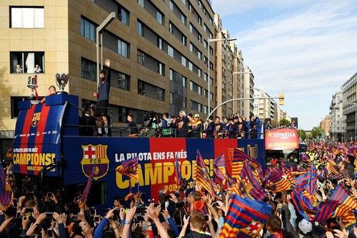 Barcelona diễu hành mừng vô địch, khoe hai cúp tại Catalonia - Ảnh 3.