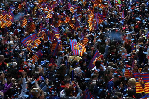 Barcelona diễu hành mừng vô địch, khoe hai cúp tại Catalonia - Ảnh 10.