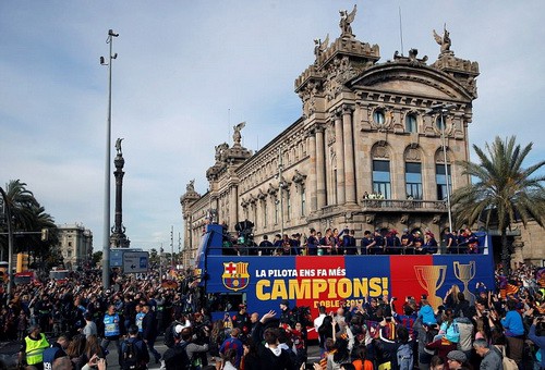 Barcelona diễu hành mừng vô địch, khoe hai cúp tại Catalonia - Ảnh 12.