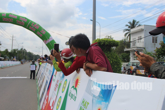 Dân Phú Quốc chen nhau xem đua xe đạp tranh Cúp “Gạo hạt ngọc trời” - Ảnh 6.
