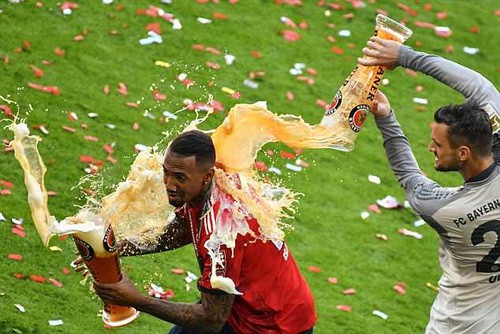 Thua thảm Stuttgart, Bayern Munich đăng quang với màn tắm bia - Ảnh 6.