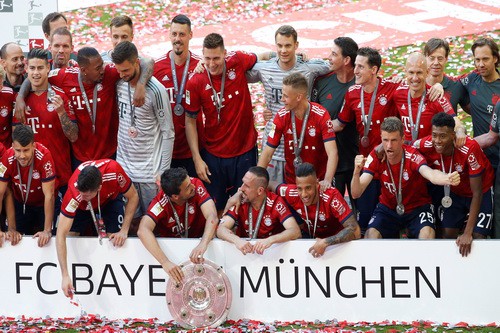 Thua thảm Stuttgart, Bayern Munich đăng quang với màn tắm bia - Ảnh 9.