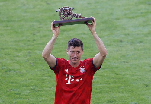 Thua thảm Stuttgart, Bayern Munich đăng quang với màn tắm bia - Ảnh 4.