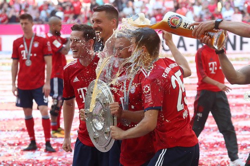 Thua thảm Stuttgart, Bayern Munich đăng quang với màn tắm bia - Ảnh 7.