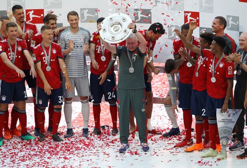 Thua thảm Stuttgart, Bayern Munich đăng quang với màn tắm bia - Ảnh 10.