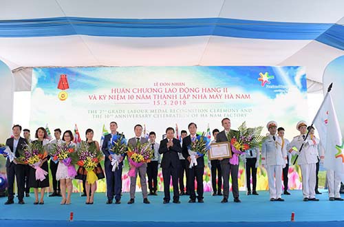 FrieslandCampina Hà Nam nhận Huân chương Lao động hạng nhì - Ảnh 1.