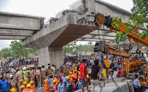 Ấn Độ: Sập cầu vượt đang xây, 18 người chết - Ảnh 1.