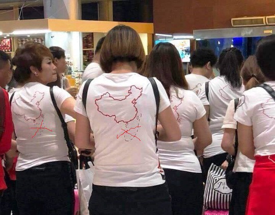 Phản ứng về việc du khách Trung Quốc mặc áo in hình “đường lưỡi bò” - Ảnh 1.