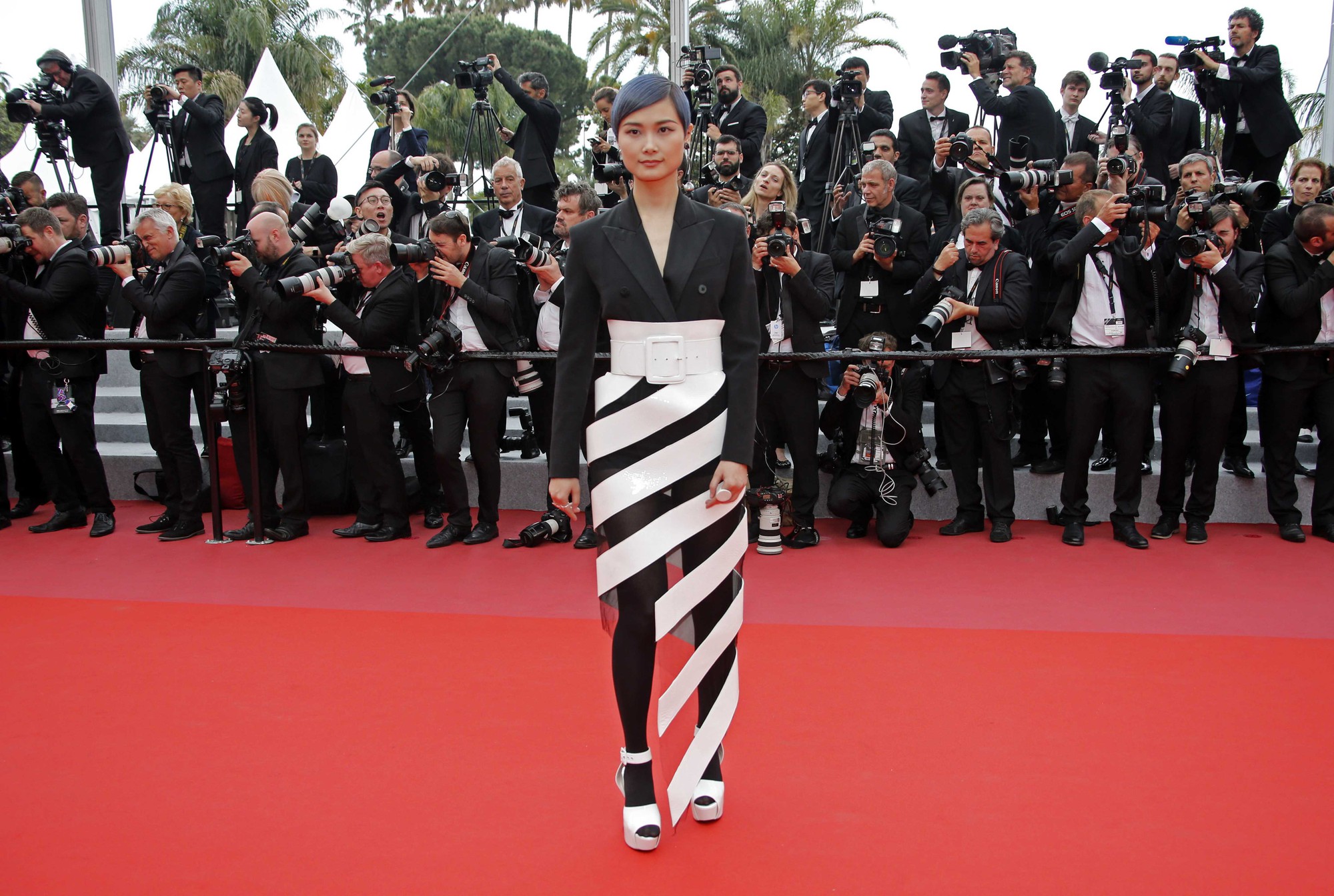 Những bộ đầm lạ mắt trên thảm đỏ Cannes - Ảnh 10.