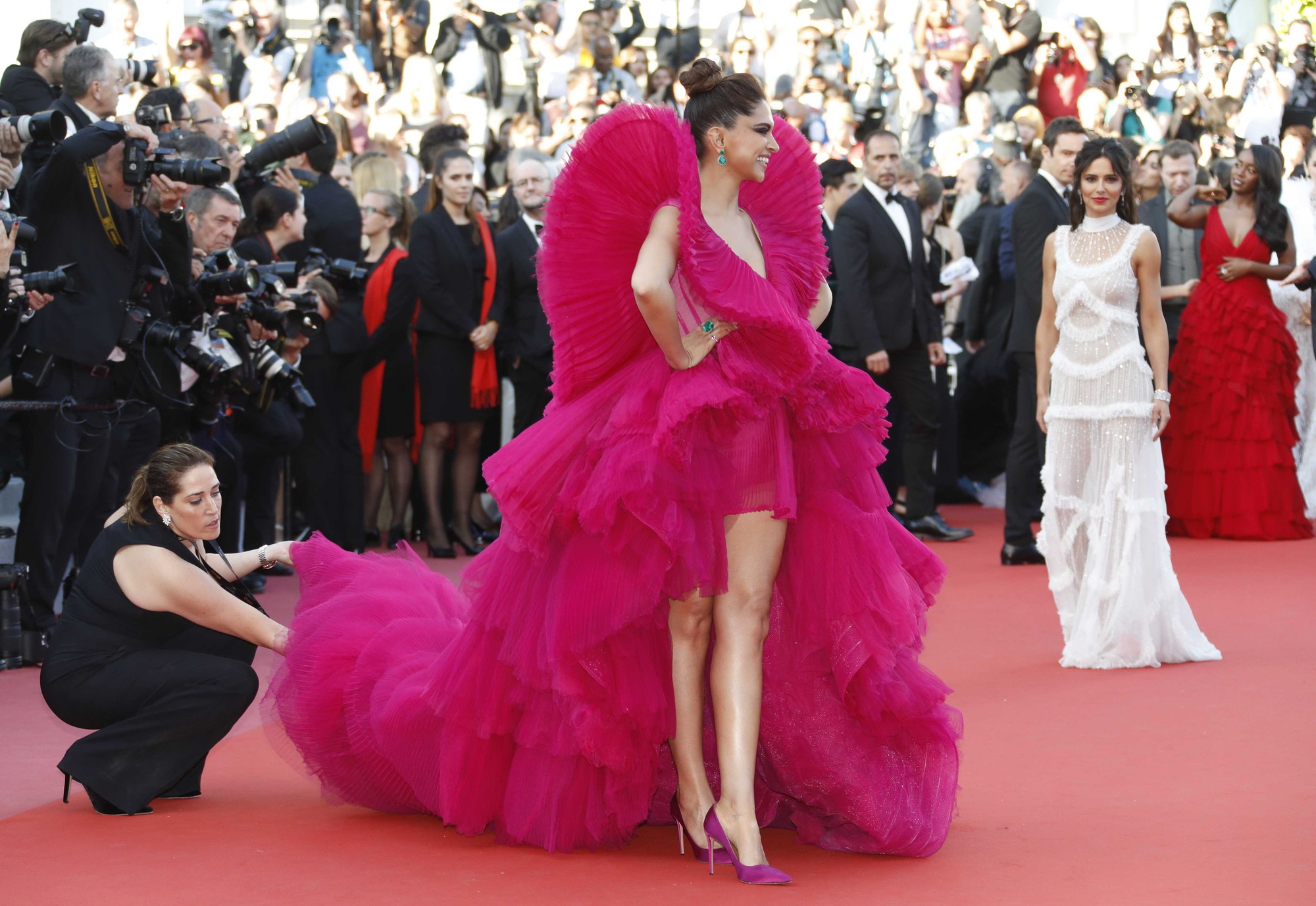 Những bộ đầm lạ mắt trên thảm đỏ Cannes - Ảnh 15.