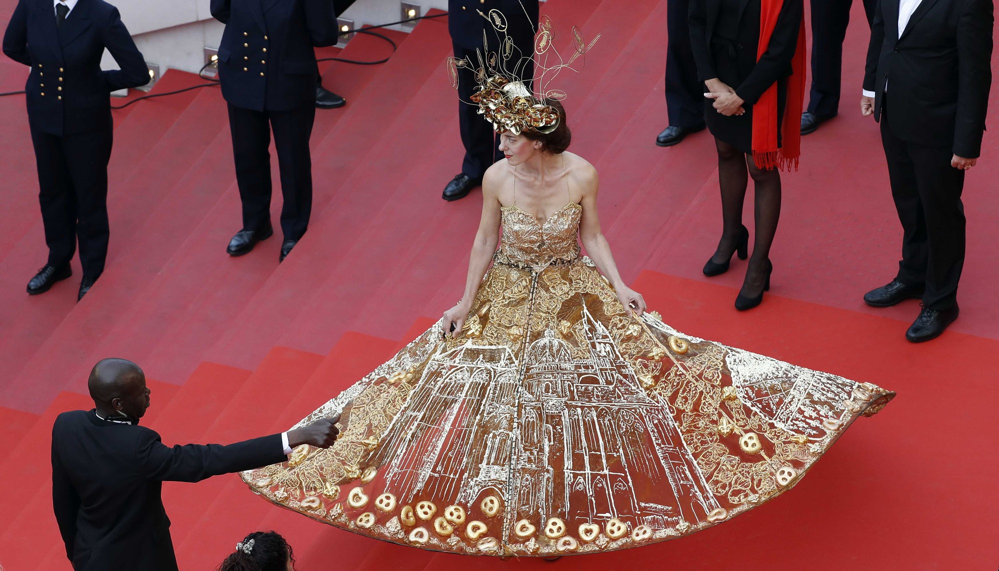 Những bộ đầm lạ mắt trên thảm đỏ Cannes - Ảnh 3.