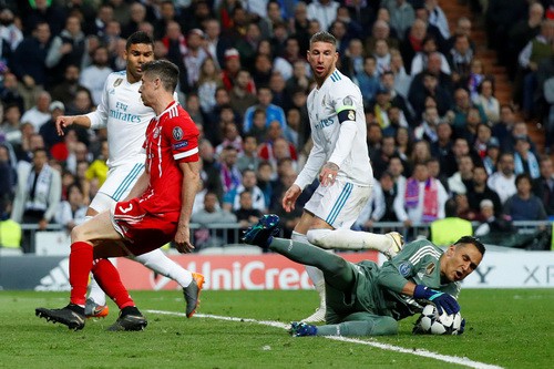 Người hùng Cuneyt Cakir trao vé chung kết cho Real Madrid - Ảnh 7.