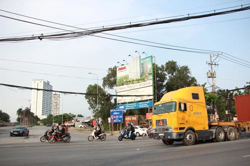 Cảng biển bị bao vây - Ảnh 1.