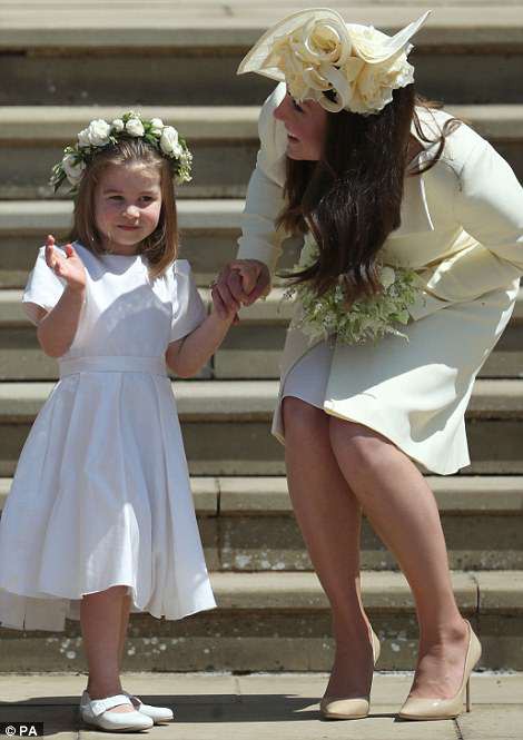 Công chúa Charlotte làm tan chảy trái tim khách mời trong đám cưới hoàng gia - Ảnh 2.