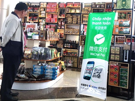 Rút quảng cáo WeChat Pay Trung Quốc tại sân bay Liên Khương - Ảnh 1.