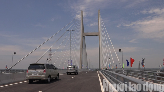 Cầu Cao Lãnh chính thức thông xe, nhiều người dân mừng rơi nước mắt - Ảnh 2.