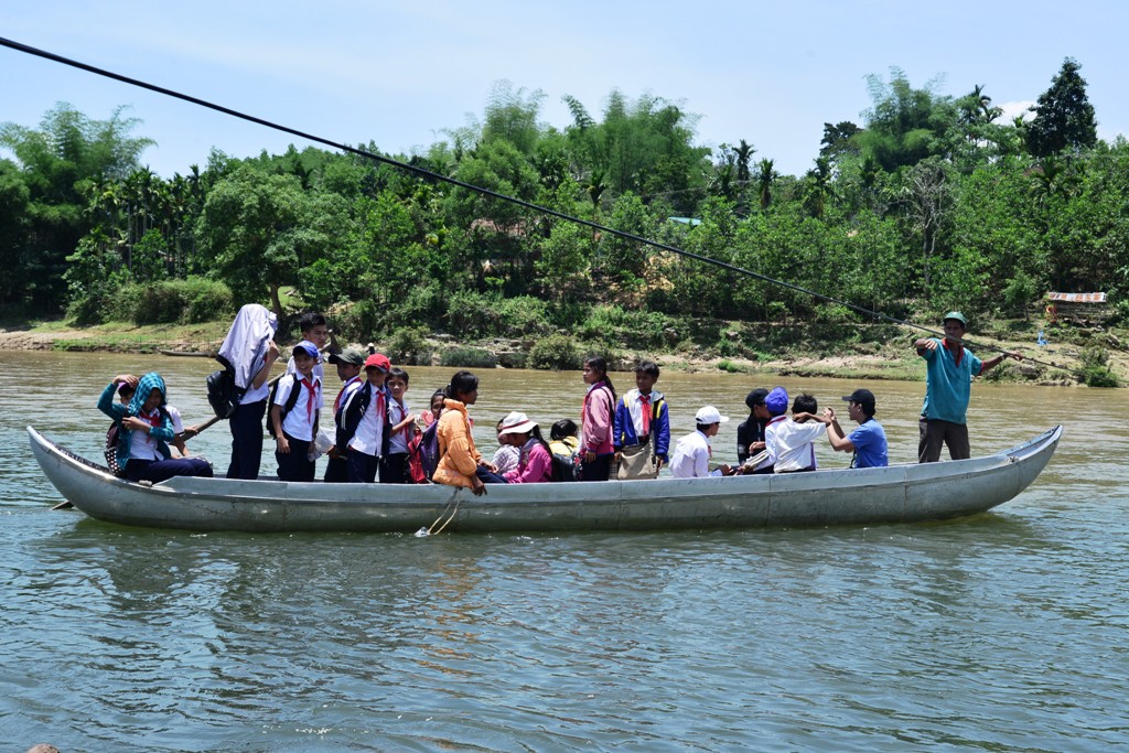 Thương cảnh học sinh đến trường phải bơi sông, kéo bè - Ảnh 2.