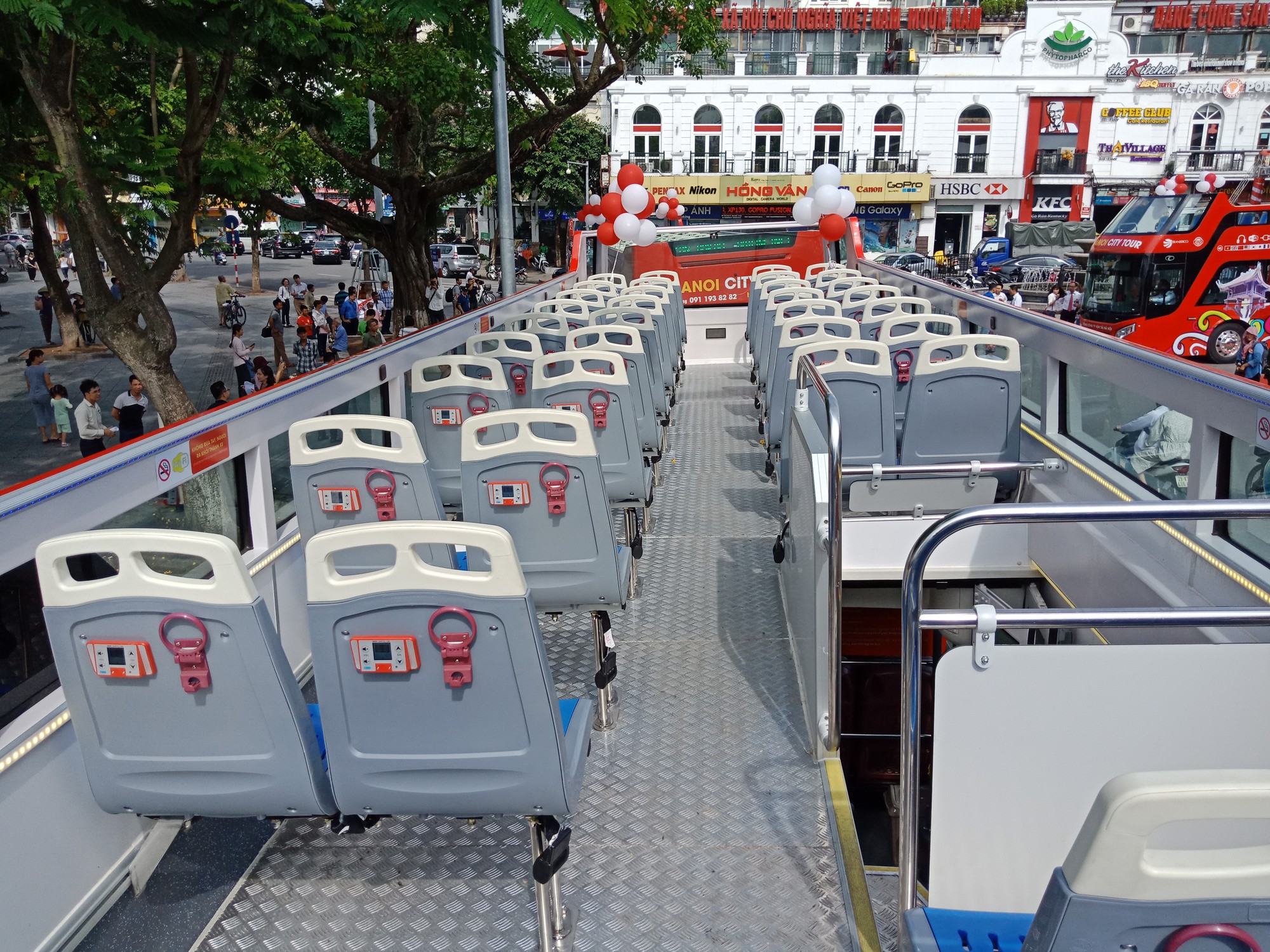300.000-650.000 đồng để trải nghiệm, ngắm Hà Nội từ trên xe buýt 2 tầng - Ảnh 14.